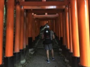 A Pegasus:Backpack a Fushimi szentélyben lévő több ezer torii oszlop szkennelése és fényképezése közben